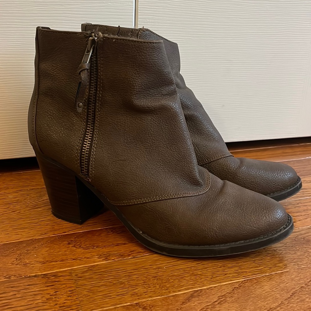 🌻 Brown booties by White Mountain. Size 10